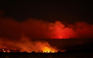 美国加州山火蔓延 数千人连夜撤离