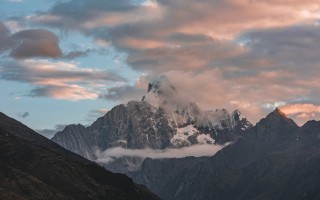 四姑娘山在哪里(四姑娘山在哪里看日照金山)