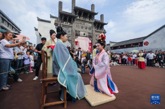 浙江建德举行宋韵水上婚礼表演-第1张图片-无双博客