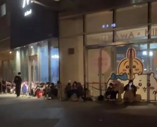 “没看懂”！有人凌晨带着被褥去排队，就为了抢个娃娃……10小时卖了268万元，网友：让黄牛烂手里-第4张图片-无双博客